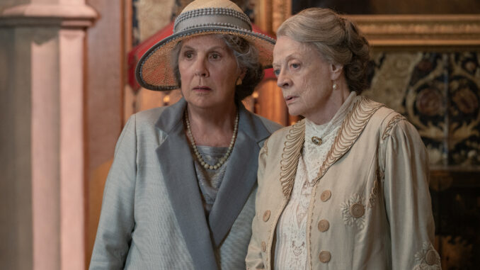 DOWNTON ABBEY: A New Era Penelope Wilton stars as Isobel Merton and Maggie Smith as Violet Grantham in DOWNTON ABBEY: A New Era, a Focus Features release. Credit: Ben Blackall / ©2022 Focus Features LLC